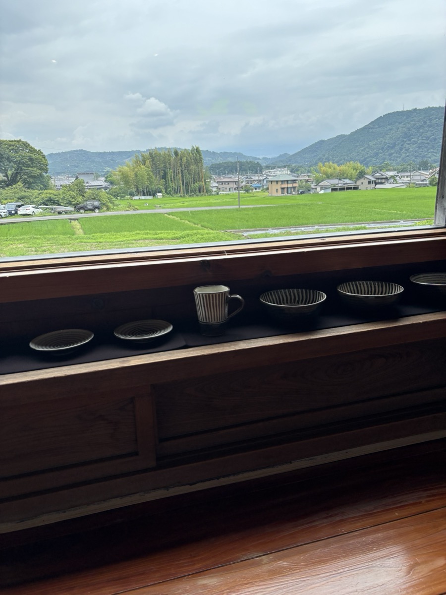 窓辺から望む田園風景